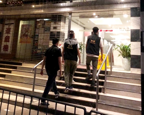 警灣仔搗酒吧違規經營。警方圖片