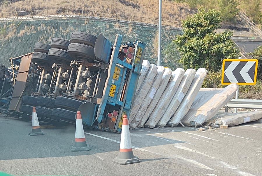 拖架翻側貨物跌落路中。網圖