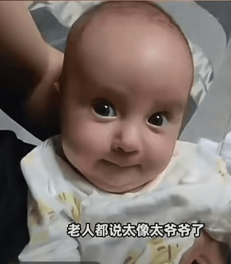 江蘇鹽城市一對普通夫妻近日因新生女兒的外貌而驚訝不已。