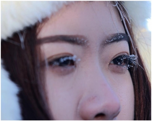 姑娘的長睫毛上掛上哈氣凝結的冰珠。