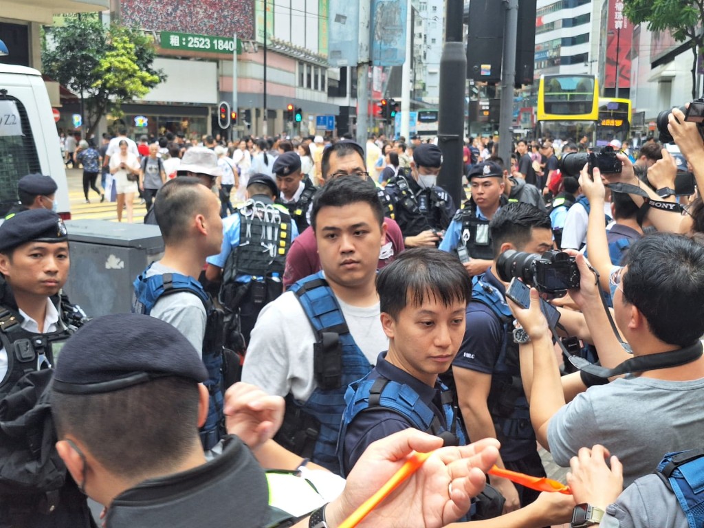 每當發生意外或進行大型公眾活動,身穿藍背心的傳媒聯絡隊人員會出動,擔起平衡前線警員及傳媒需要的重任。 每當發生意外或進行大型公眾活動,身穿藍背心的傳媒聯絡隊人員會出動,擔起平衡前線警員及傳媒需要的重任。