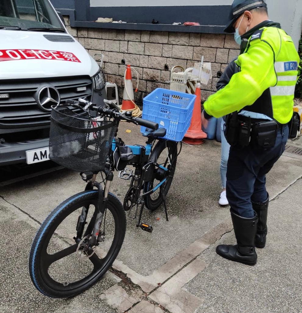 警方扣查1部電動單車。西區少年警訊fb圖片