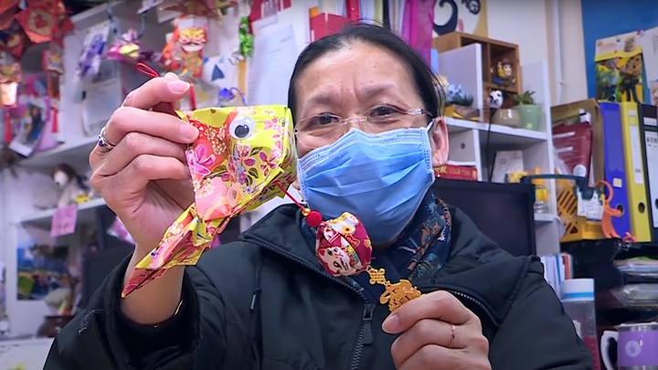聾啞女美華獲恩恤安置後生活及心情都得到改善。網上影片截圖