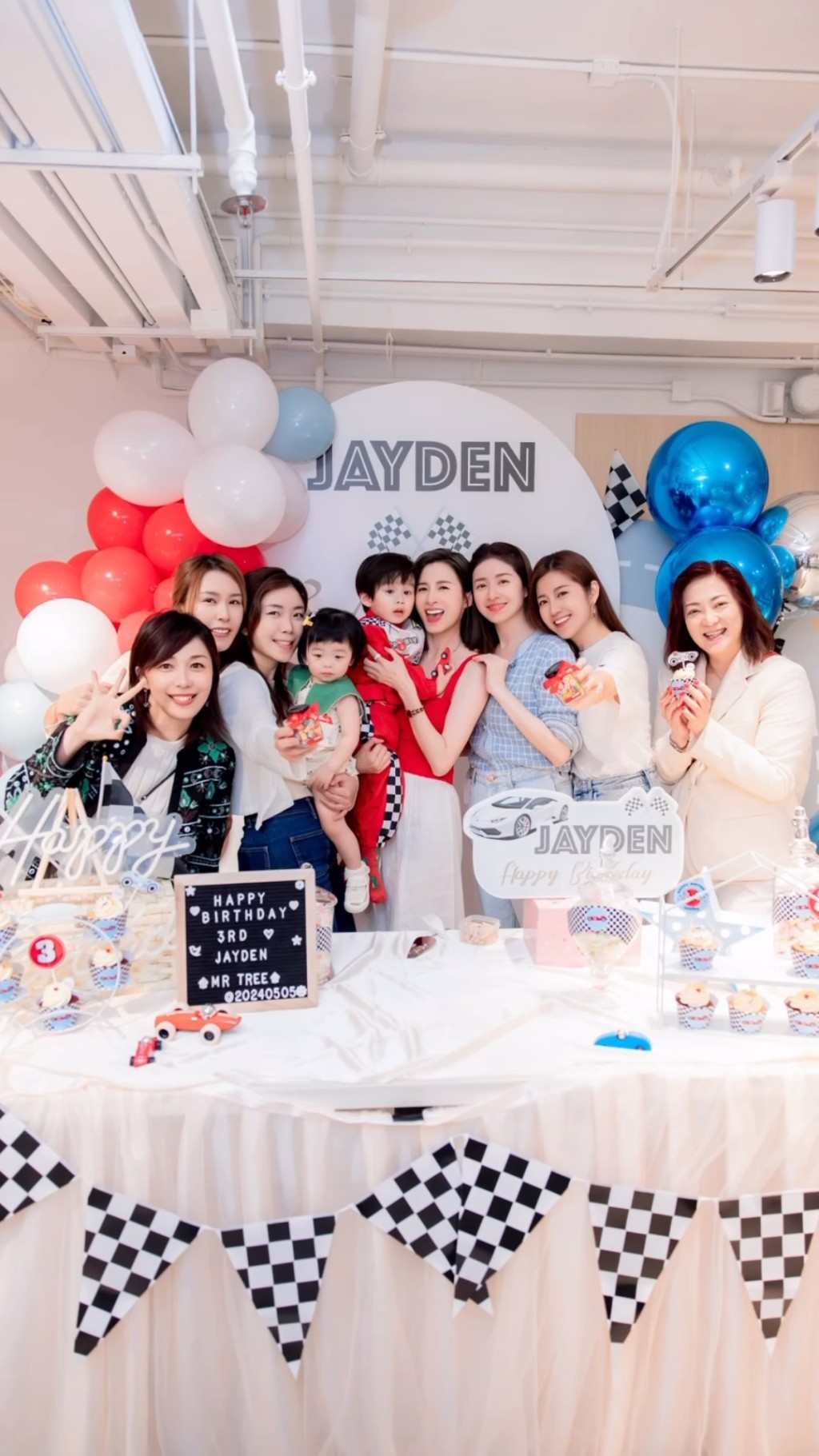 沈卓盈一班好友參加Jayden生日會。