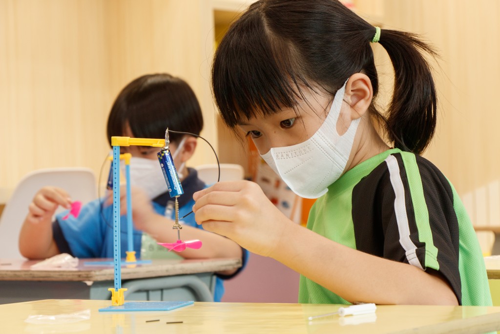 STEM教育有趣且具挑戰性，學生能愉快學習。