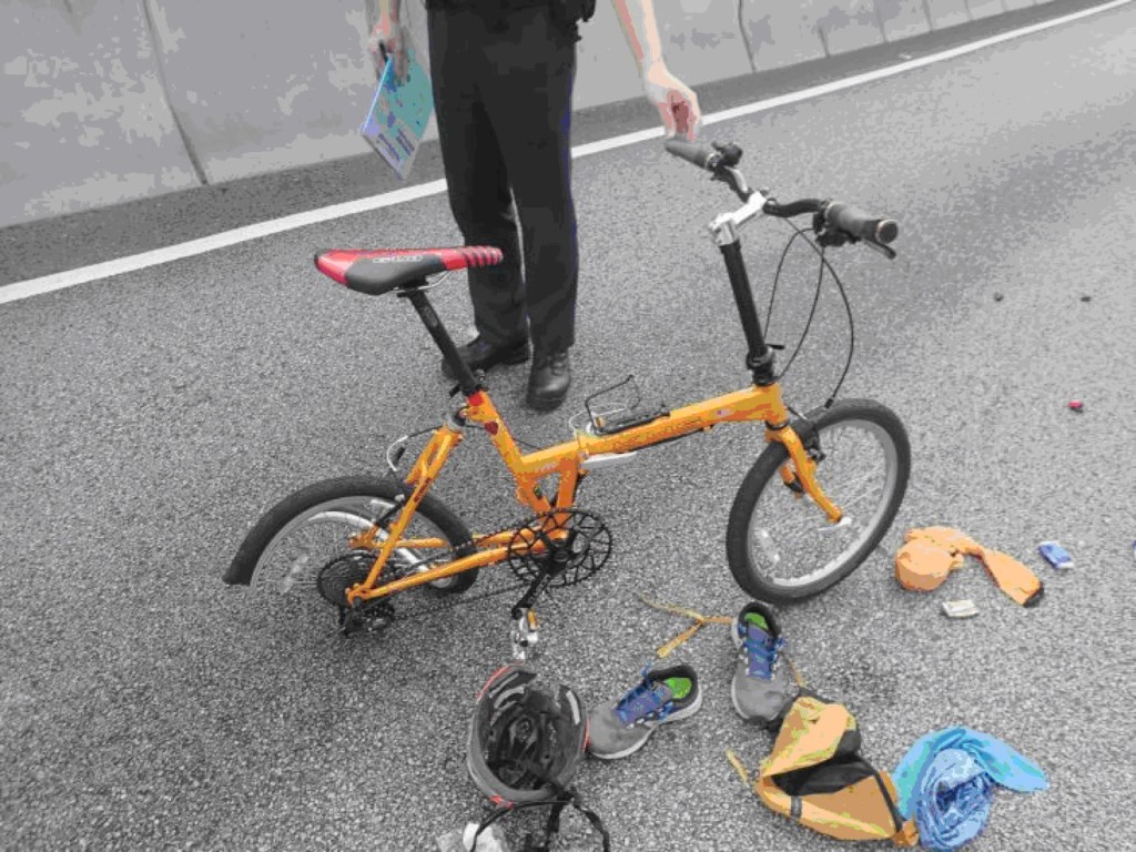 駕駛單車人士在馬路駕駛時，需留意車速。(警方提供圖片)