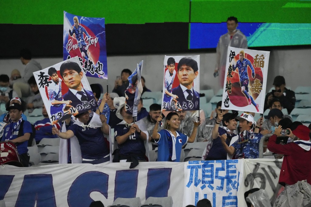 即使作客赛事，不少日本球迷仍然冒雨入场支持国家队。AP