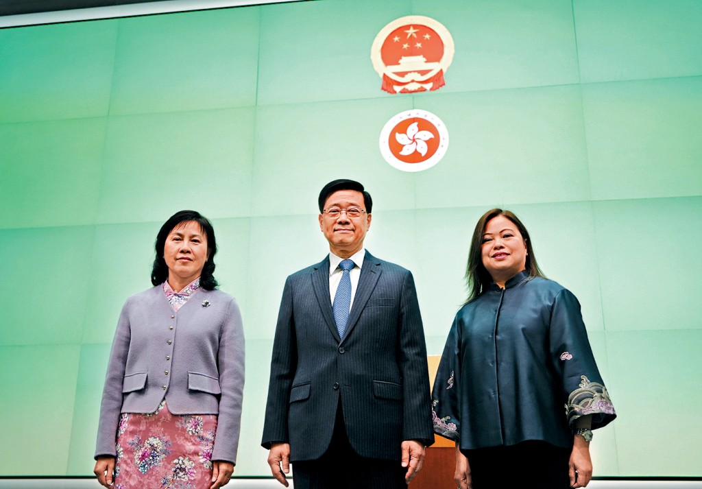 行政長官李家超率領新任局長見傳媒，左為新任運輸及物流局局長陳美寶，右為新任文化體育及旅遊局局長羅淑佩。