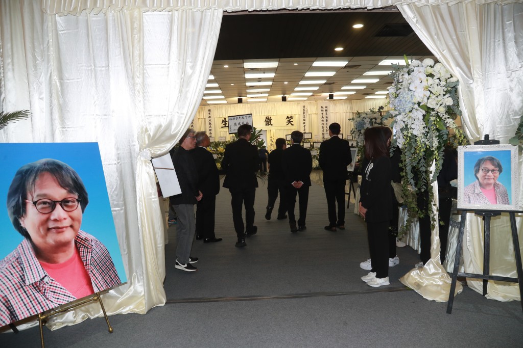 林超荣遗孀屈颖妍及林超荣家人今日在红磡世界殡仪馆，为林超荣设灵。