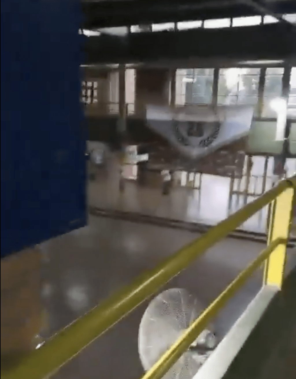 槍手手持霰彈槍向人群開槍，多人受傷。X影片截圖