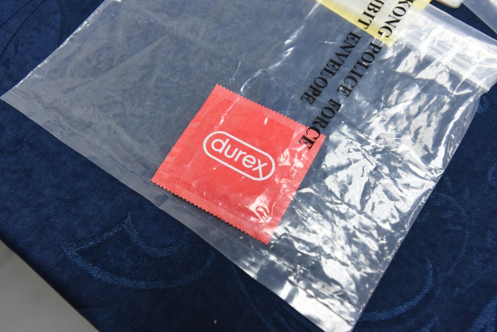 警方检获一个未使用的避孕套。