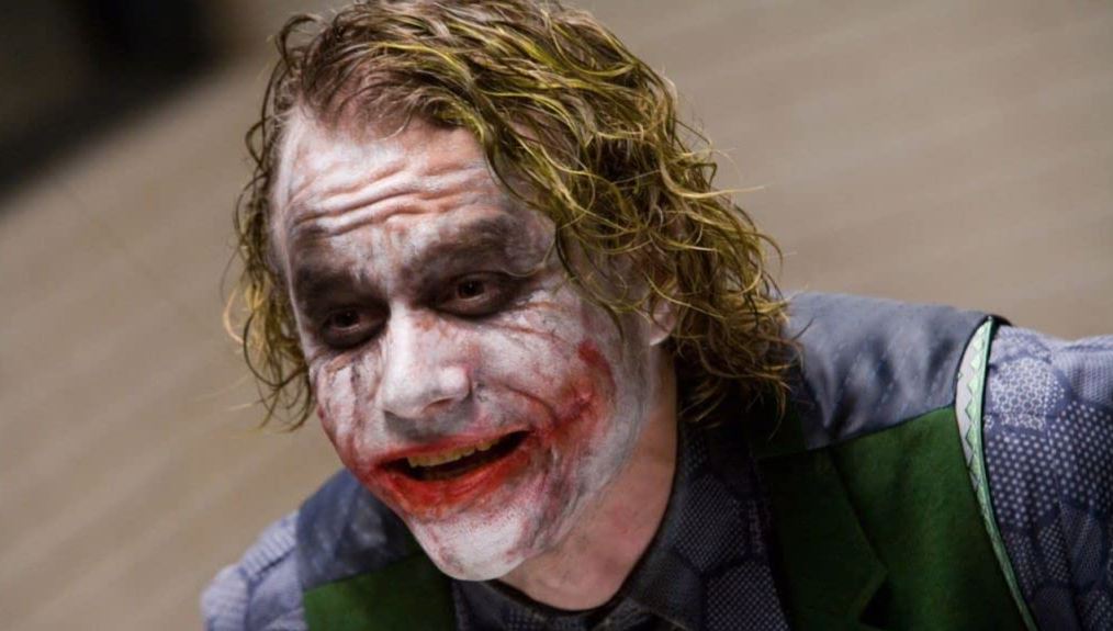 Heath Ledger在片中饰演小丑，因入戏太深2008年死于药物过量，2009年凭藉此片获得奥斯卡最佳男配角