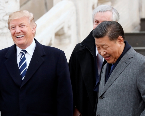 习近平(右)迎接特朗普(左)。