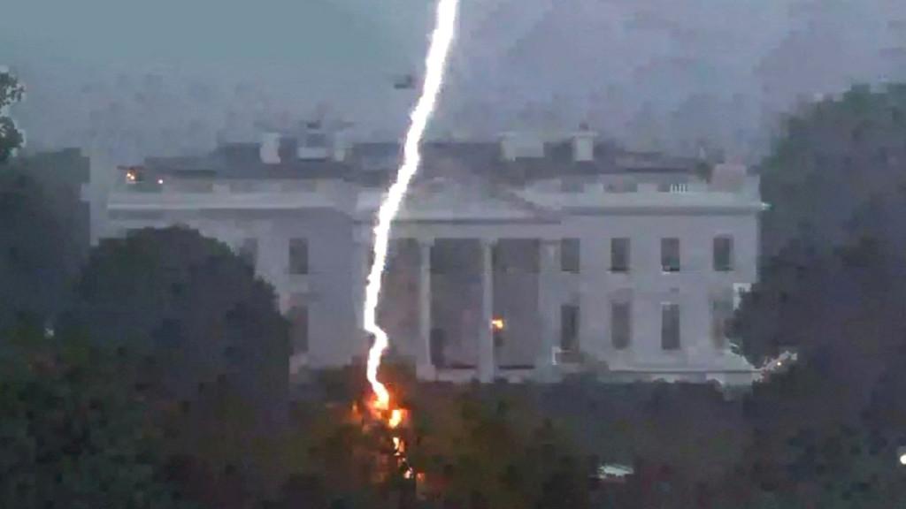 白宮附近的拉斐特公園被雷電擊中。REUTERS