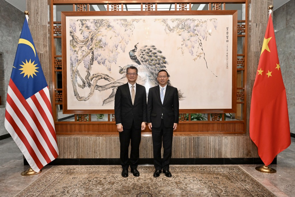陈茂波（左）礼节性拜会中华人民共和国驻马来西亚大使馆临时代办唐锐（右）。政府新闻处图片