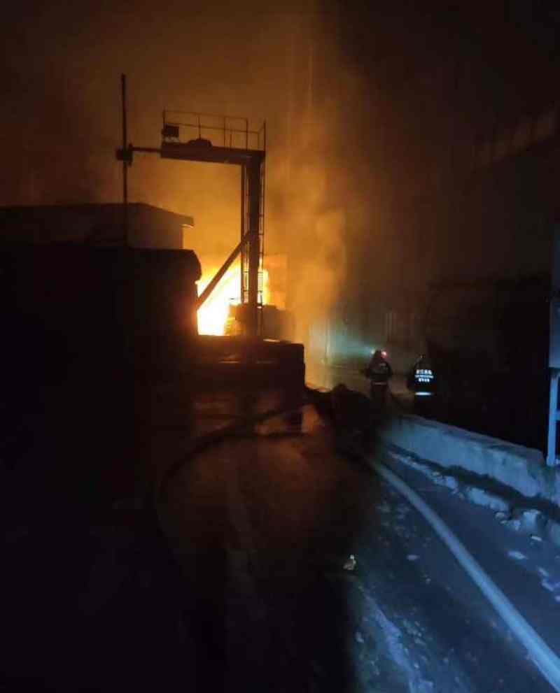 建材公司凌晨發生爆炸。網圖