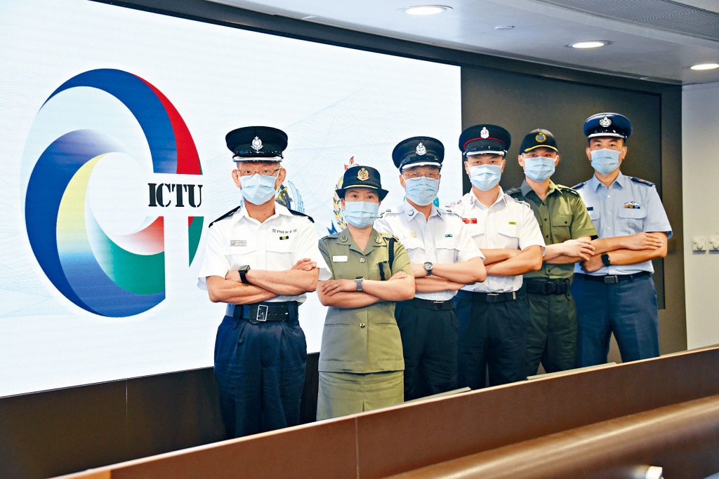 跨部門專責組高級警司梁偉基（左起）、海關監督葉雪瑩、入境處首席入境事務主任葉兆強、消防處高級消防區長黃宏亮、懲教署總懲教主任馬俊賢及飛行服務隊高級機師葉偉雄，呼籲市民合力反恐，保衞家園。