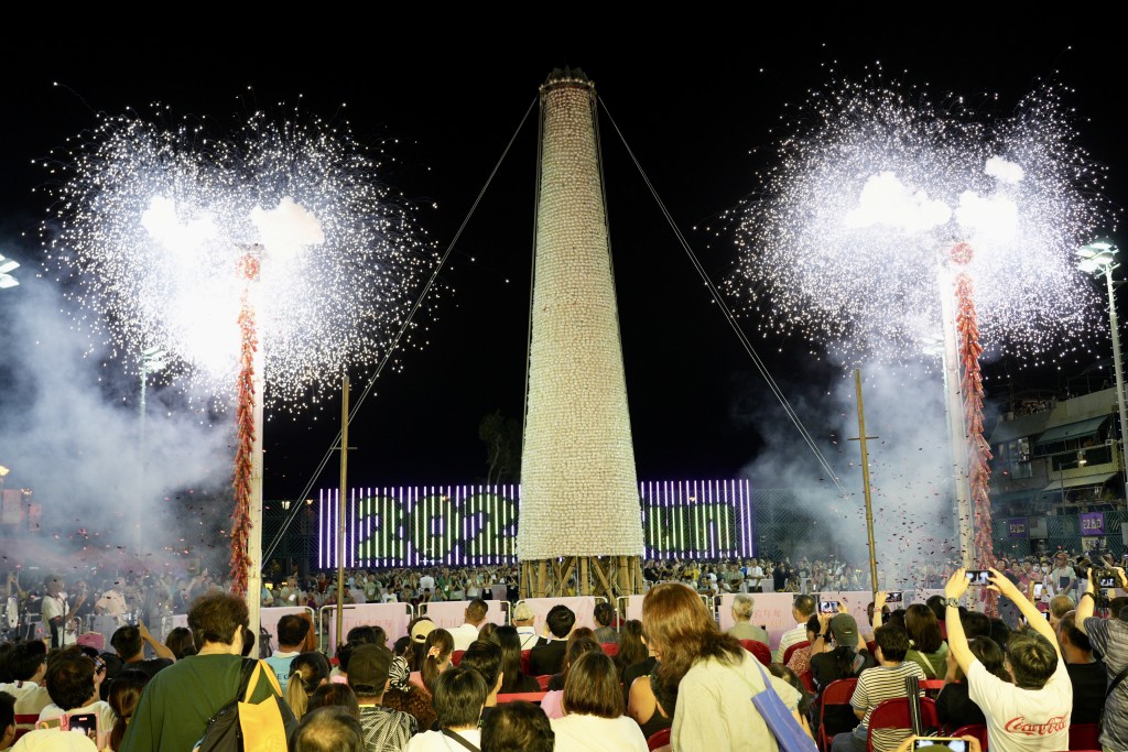 长洲太平清醮抢包山比赛凌晨举行。