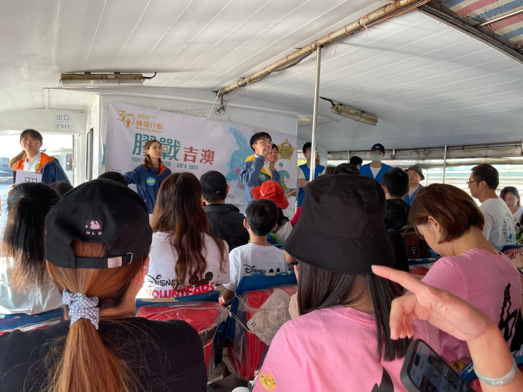 卢瀚霆国际后援会集合了20名神徒日前到吉澳参加《绿领行动 「胶战．吉澳」》慈善活动。