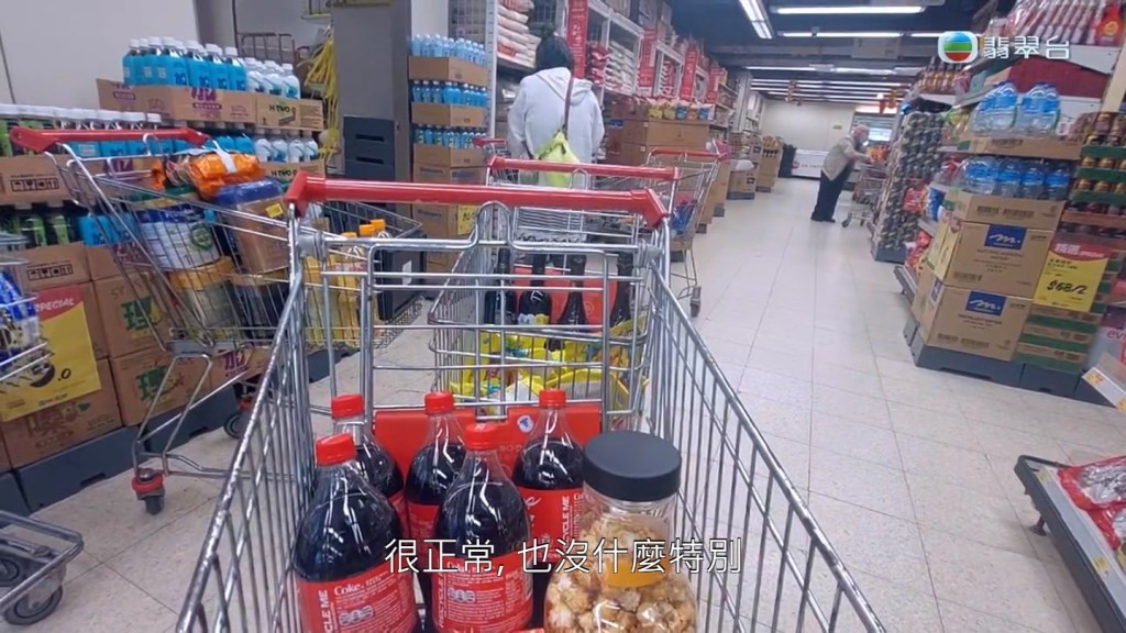 《东张西望》又跟随该妇人到超市店内，直击对方的行为。