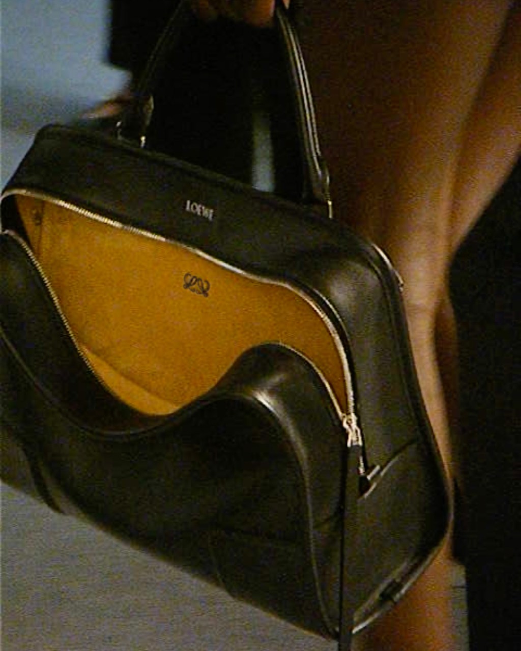 Loewe全新Amazona 180手袋也以單手挽設計登場。 Loewe全新Amazona 180手袋也以單手挽設計登場。