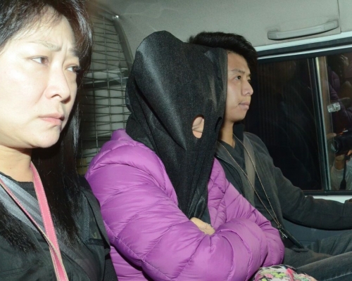警方拘捕一名女子。李子平攝