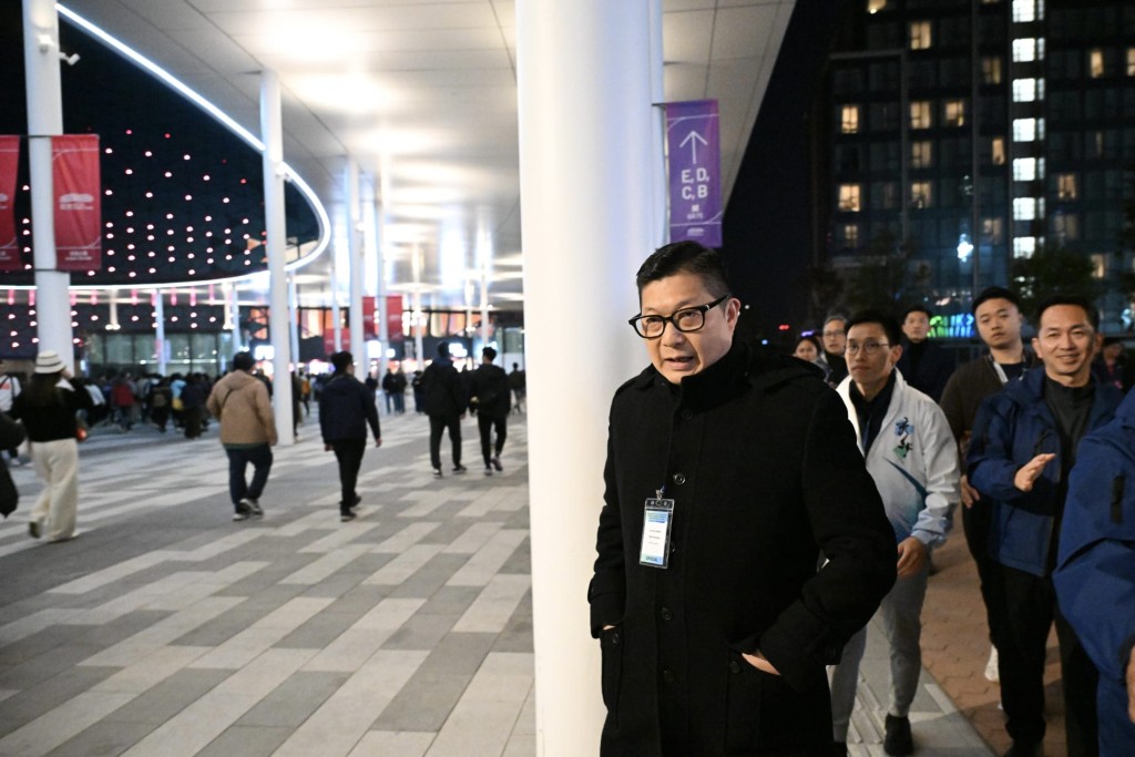 啟德體育園測試賽,保安局局長鄧炳強到場視察。蘇正謙攝 啟德體育園測試賽,保安局局長鄧炳強到場視察。蘇正謙攝