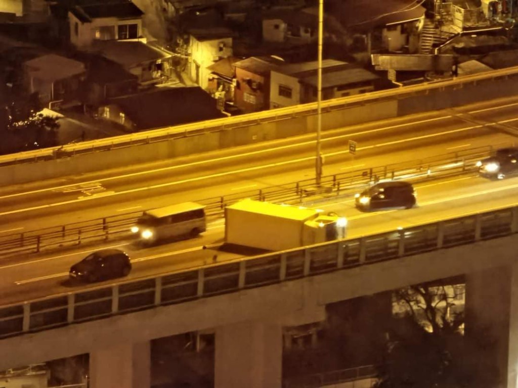 屯門公路發生交通意外，男司機受輕傷。Facebook 馬路的事（即時交通資訊台）圖片
