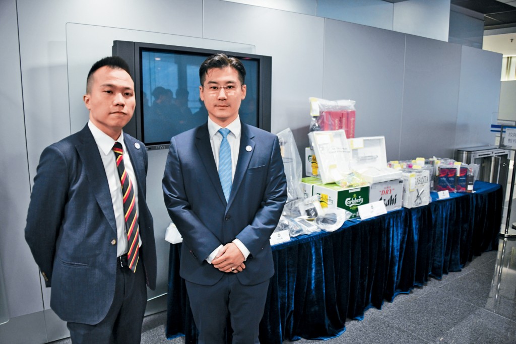 督察林高進（右）及督察李家豪（左）交代案情。 