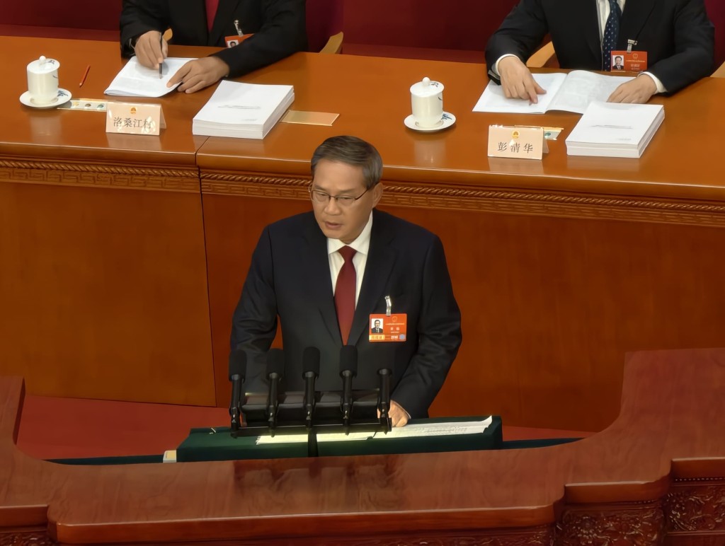李强发表政府工作报告。驻京记者杨浚源摄