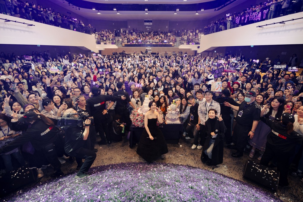 杨千嬅搞了一个近千人的《MEET YOU AT THE HALFWAY  MINI CONCERT 生日限定》大派对。