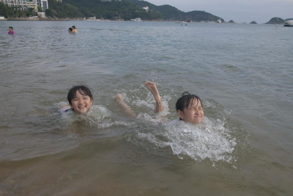 淺水灣沙灘人聲鼎沸，市民戲水消暑。