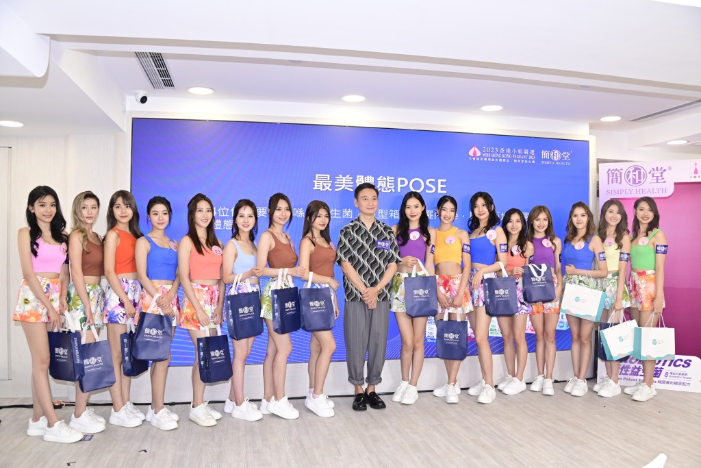 《2023香港小姐競選》16位佳麗今日（3日）到尖沙咀出席品牌活動，以背心短褲示人大曬健美體態。