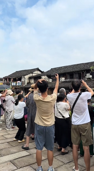 浙江紹興近日出現「現實版葫蘆娃與爺爺」，引來網民打卡潮。