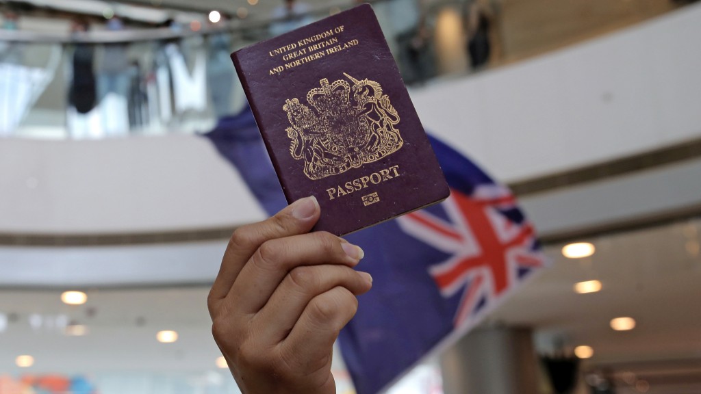 英国内政部向BNO开放优先签证服务。 美联社