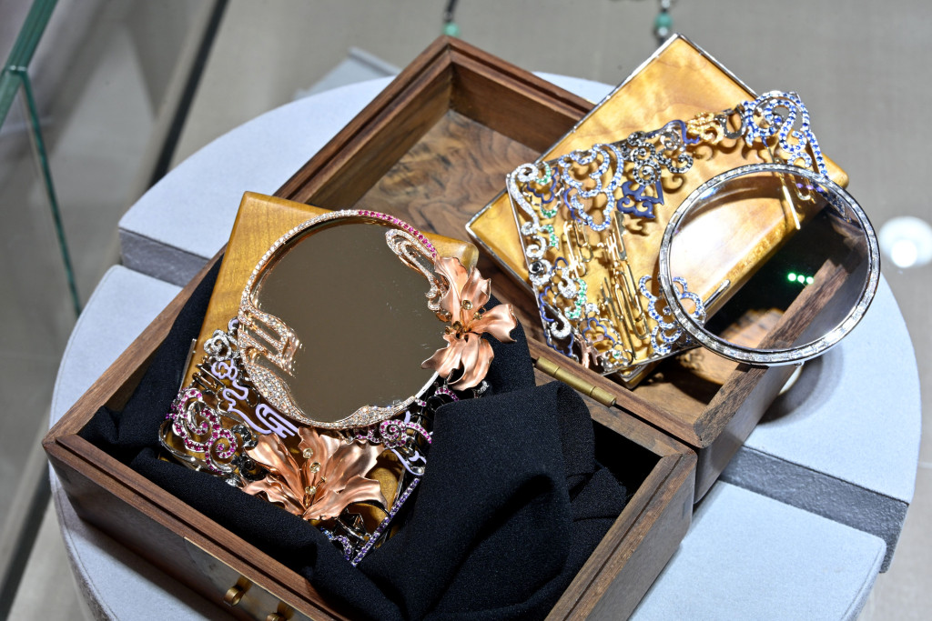 第二十屆香港珠寶設計比賽參賽作品，古典風格的「鏡影」，雖然只得優異獎，但亦可見其結構與造工的細緻。