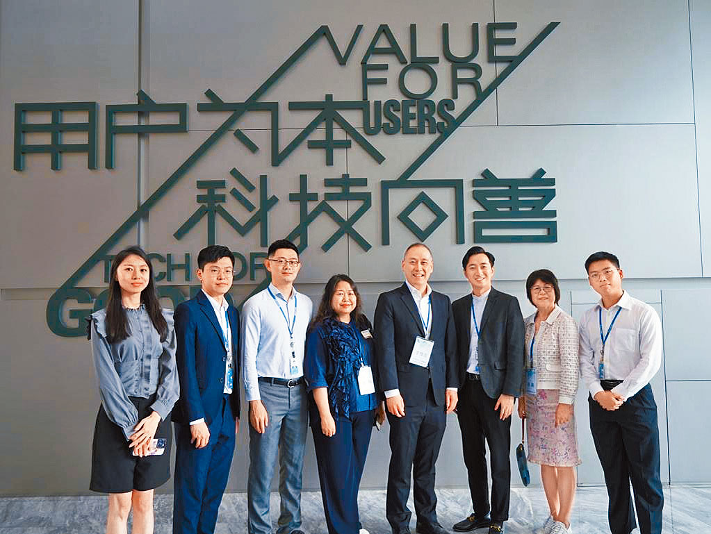 李惟宏(左五)表示，港股印花稅短期內「一定要減，越低越好」。