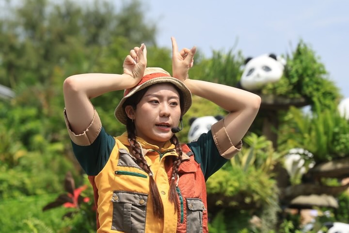 袁絲珩戴上漁夫帽紮雙辮扮熱帶探險家,做出可愛手勢。 袁絲珩戴上漁夫帽紮雙辮扮熱帶探險家,做出可愛手勢。