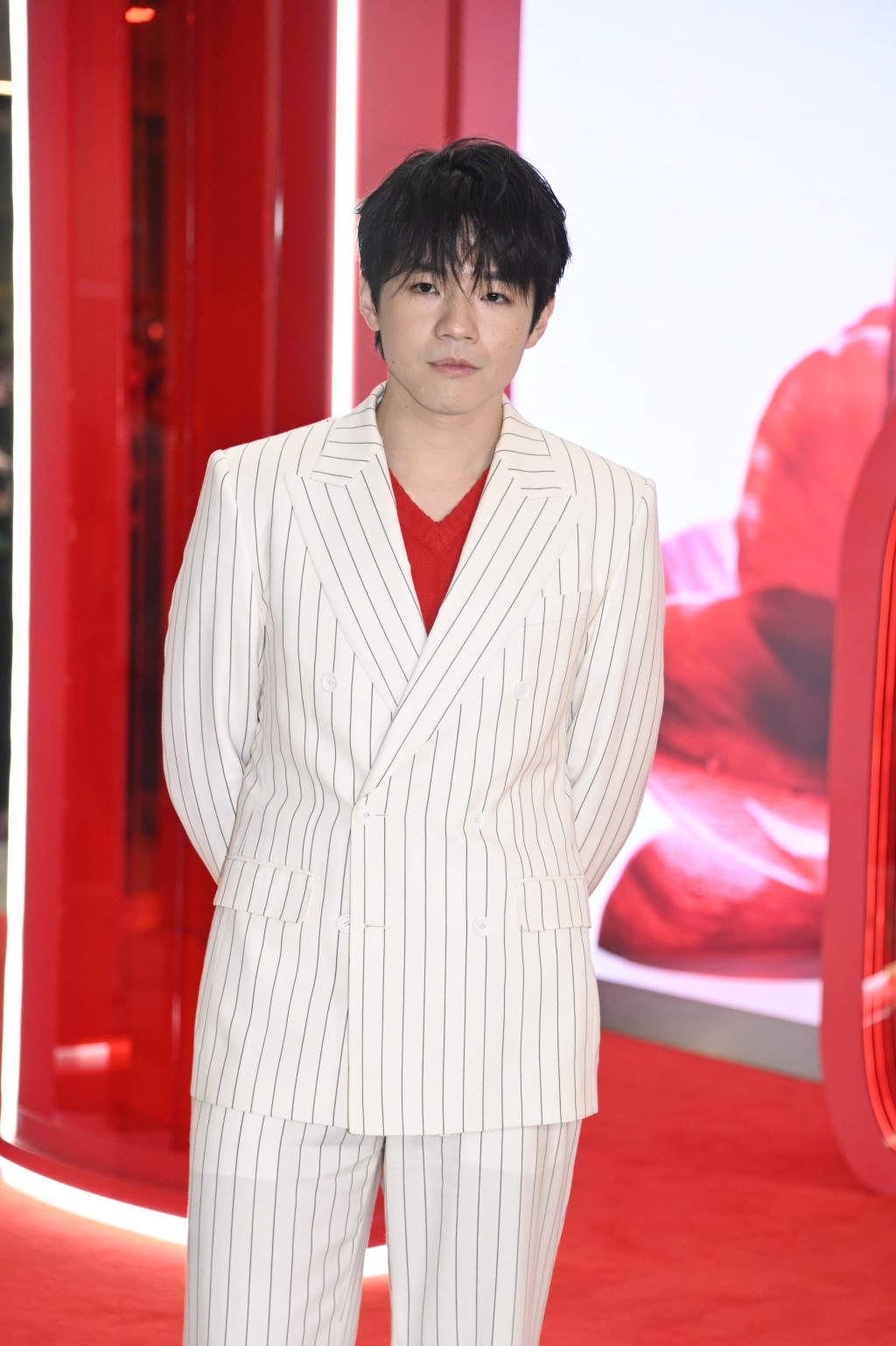 lan話英國凍,未知開show時穿不穿背心表演。 lan話英國凍,未知開show時穿不穿背心表演。