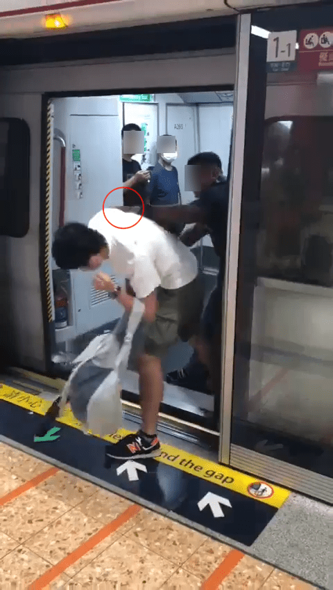 两人在片中开头，均站在列车车门与月台之间，白衣男被黑衣男按著。