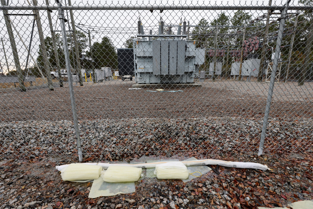 美国北卡罗来纳州穆尔县有两座电力站遭人开枪破坏。REUTERS