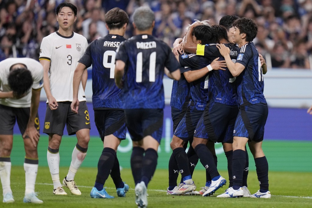 日本運動員慶祝勝利。