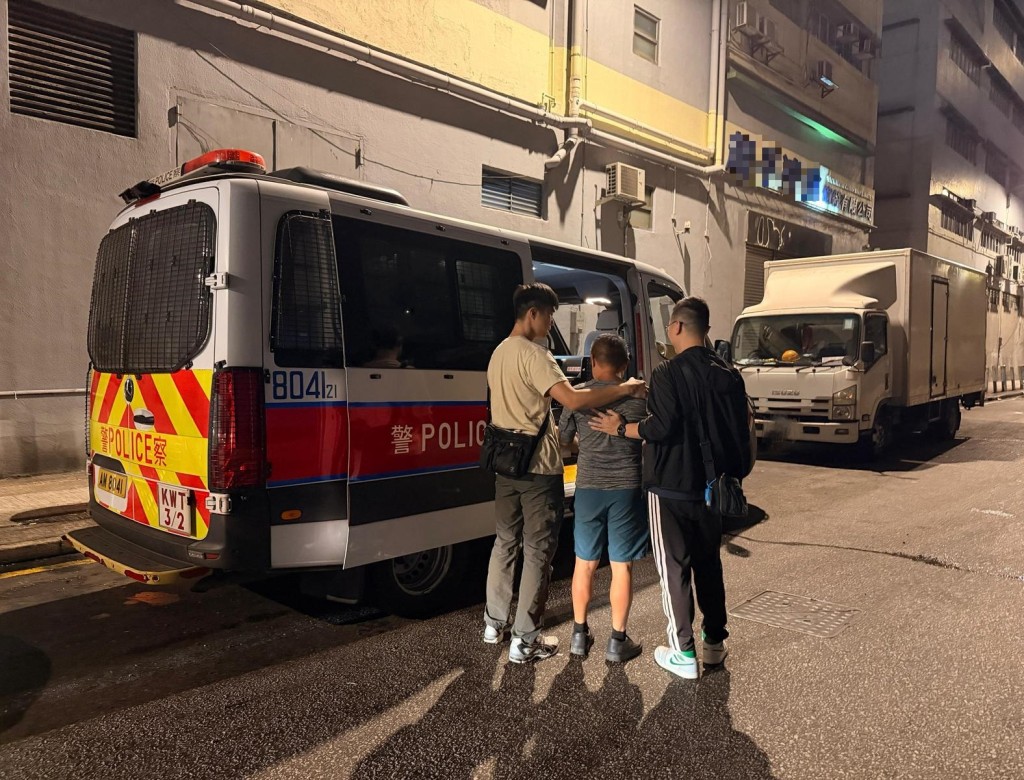 跨部門青衣區打擊鬼油站  拘1人檢4車。警方圖片