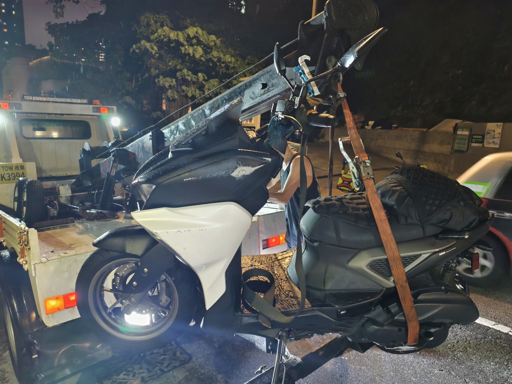 涉事電單車被拖走以待檢驗。徐裕民攝 涉事電單車被拖走以待檢驗。徐裕民攝