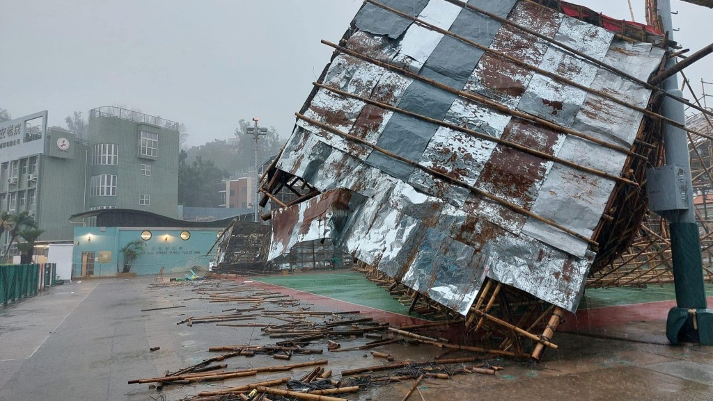 長洲北帝廟附近籃球場一個大約15米高的棚架疑不敵強風被吹塌。網上圖片