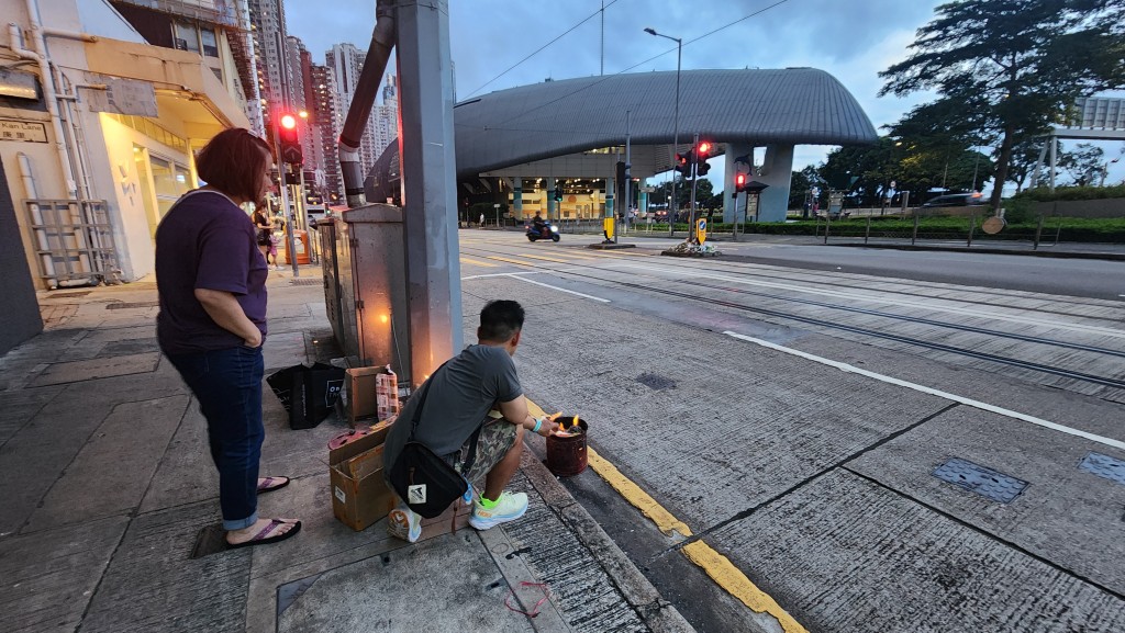 余氏夫妇每年都会在街头烧街衣，惟昨日发生令人痛心的悲剧，故准备多份金银元宝祭祀。黄文威摄