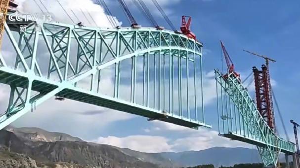 正在施工的川青鐵路尖扎黃河特大橋。 資料圖 正在施工的川青鐵路尖扎黃河特大橋。 資料圖
