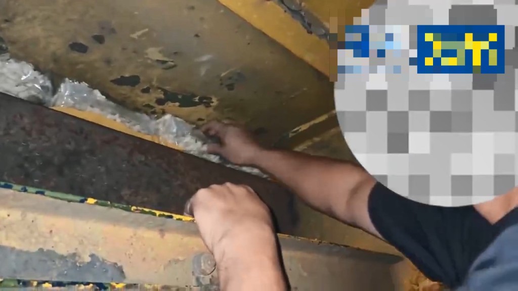 深圳灣口岸一輛貨車以運五金配件作掩飾，於車內暗格藏46KG燕窩干鮑。