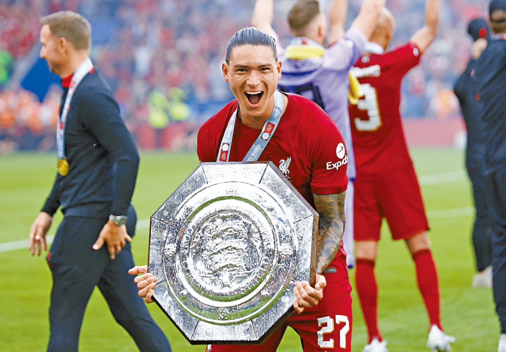 紐尼斯捧着社區盾，露出勝利笑顏。