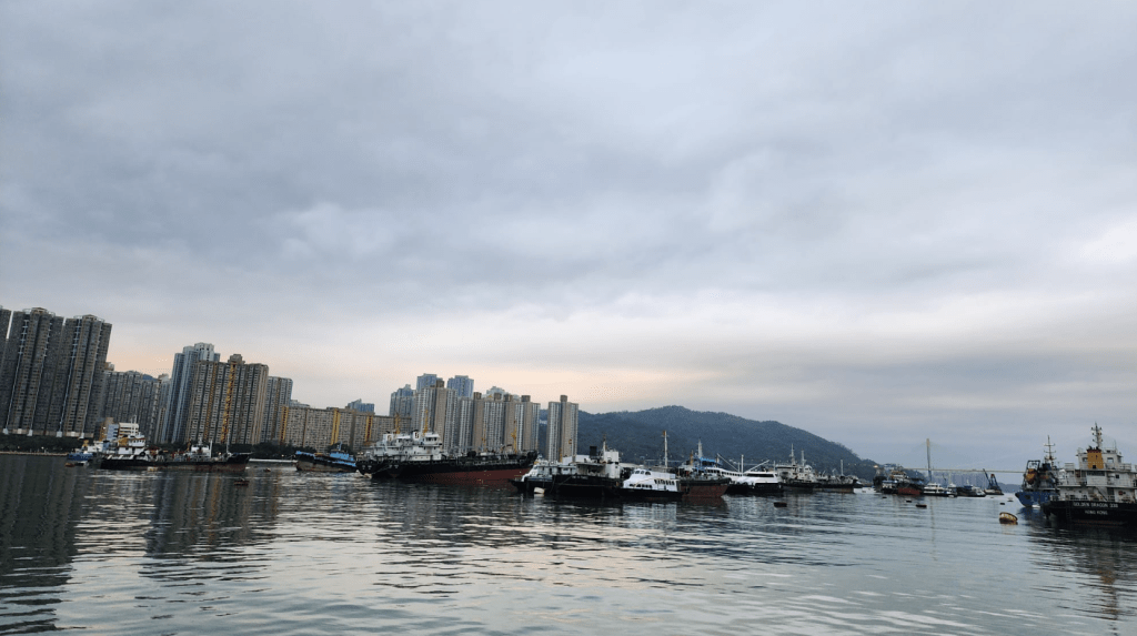 本港地區今日大致多雲,有一兩陣驟雨。黎志偉攝 本港地區今日大致多雲,有一兩陣驟雨。黎志偉攝